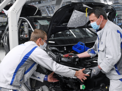 德國(guó)汽車制造商大眾汽車茨維考工廠重新開始生產(chǎn)